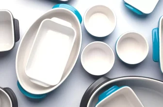 What Are the Differences Between Glass and Metal Bakeware?